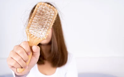 Perte de cheveux en automne : causes et solutions